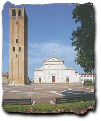 Vista della Chiesa e Torre Campanaria